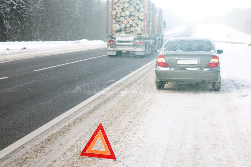 Знак аварийного стопа стоковое изображение. изображение насчитывающей ...