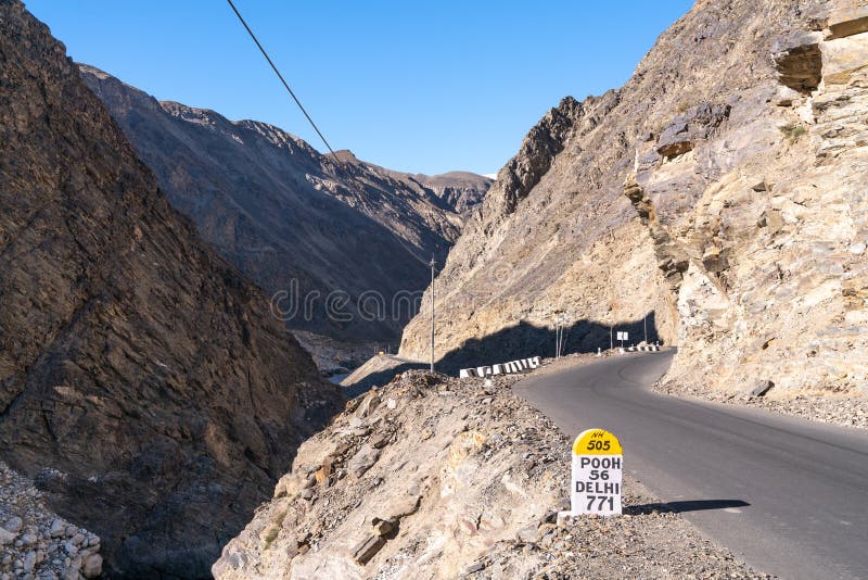 Знак на дороге в долине spiti. Фото было принято во время моего отключения одного года вокруг Азии