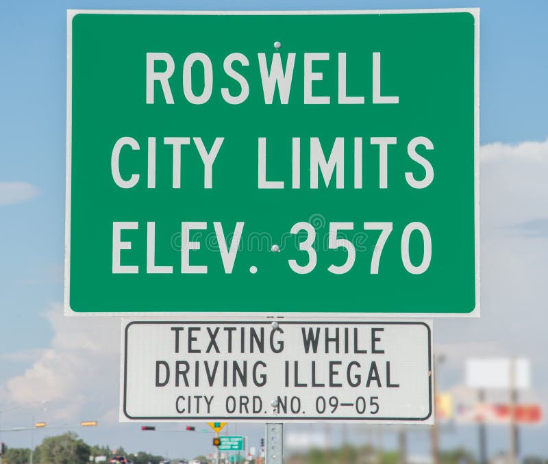 Знак шоссе на Roswell Неш-Мексико