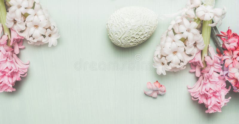 Знамя пасхи с гиацинтами и оформление egg на светлой пастельной деревянной предпосылке, взгляд сверху стоковое фото rf