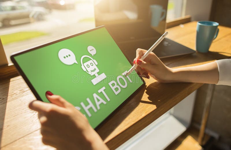 Значок Chatbot на экране прибора Концепция автоматизации работы с клиентом стоковые фотографии rf Значок Chatbot на экране прибора Концепция автоматизации работы с клиентом стоковые фотографии rf