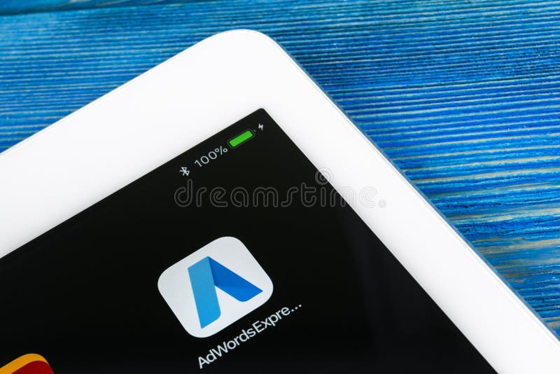 Значок применения Google AdWords срочный на конце-вверх экрана iPad Яблока Pro Слова объявления Google выражают значок Applicati стоковые фотографии rf