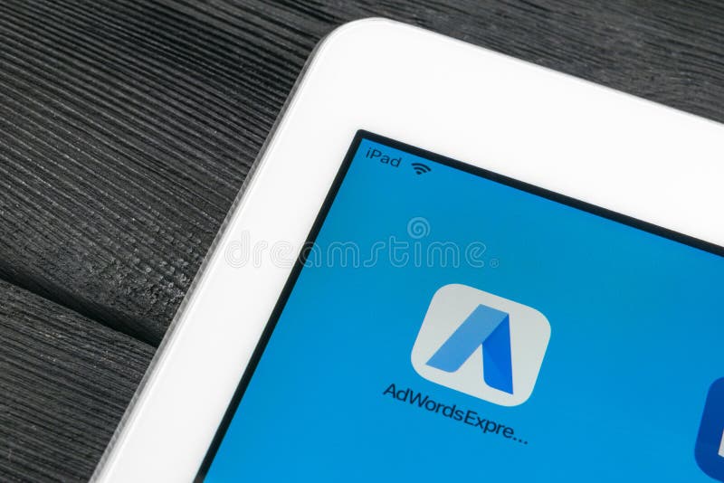 Значок применения Google AdWords срочный на конце-вверх экрана iPad Яблока Pro Объявление Google формулирует значок Применение Go стоковое фото rf