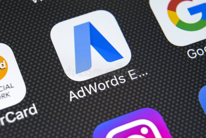 Значок применения Google AdWords срочный на конце-вверх экрана iPhone x Яблока Слова объявления Google выражают значок Applicatio стоковые изображения
