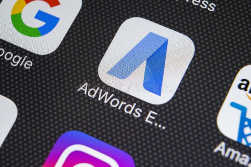 Значок применения Google AdWords срочный на конце-вверх экрана iPhone x Яблока Слова объявления Google выражают значок Applicatio стоковая фотография rf