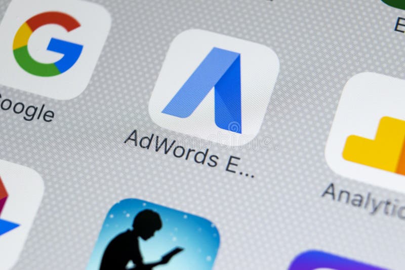 Значок применения Google AdWords срочный на конце-вверх экрана iPhone x Яблока Слова объявления Google выражают значок Applicatio стоковая фотография rf