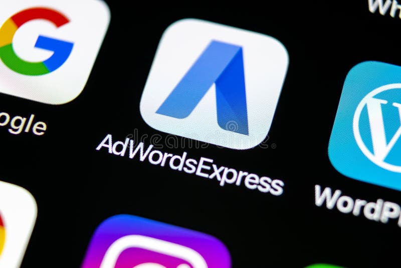 Значок применения Google AdWords срочный на конце-вверх экрана iPhone x Яблока Слова объявления Google выражают значок Applicati стоковое фото