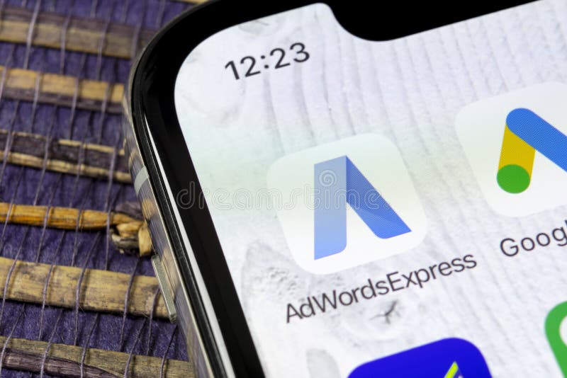 Значок применения Google AdWords срочный на конце-вверх экрана iPhone x Яблока Слова объявления Google выражают значок Applicatio стоковая фотография rf