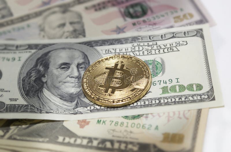 Золотая монетка bitcoin на долларах США закрывает вверх стоковое фото rf Золотая монетка bitcoin на долларах США закрывает вверх стоковое фото rf