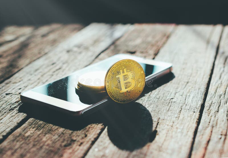 золотая монетка bitcoin на предпосылке c валюты мобильного телефона секретной стоковое изображение rf золотая монетка bitcoin на предпосылке c валюты мобильного телефона секретной стоковое изображение rf