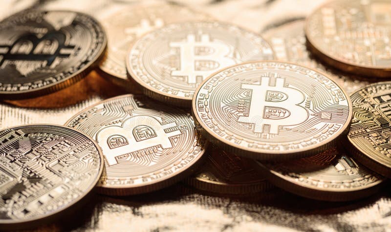 Золотая сияющая предпосылка bitcoins стоковое изображение