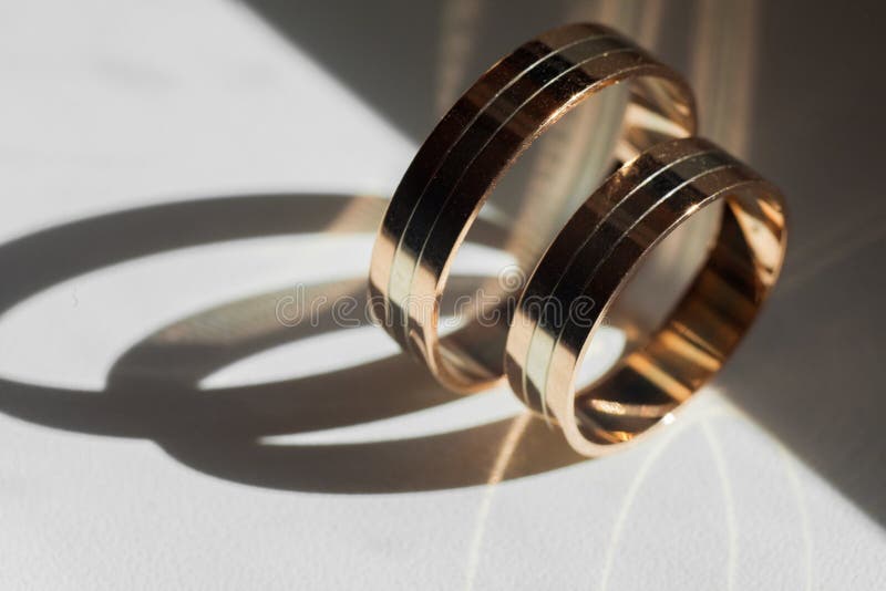 золотистые кольца wedding стоковые фото золотистые кольца wedding стоковые фото