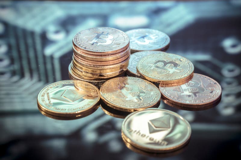 Золото Bitcoin, серебр и медные деньги и defocused напечатанное circ стоковые фото Золото Bitcoin, серебр и медные деньги и defocused напечатанное circ стоковые фото