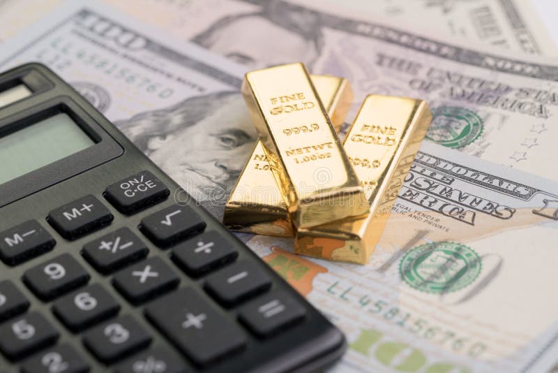 Золото в слитках или слиток миллиарда на куче счетов доллара США денег с стоковые фото Золото в слитках или слиток миллиарда на куче счетов доллара США денег с стоковые фото