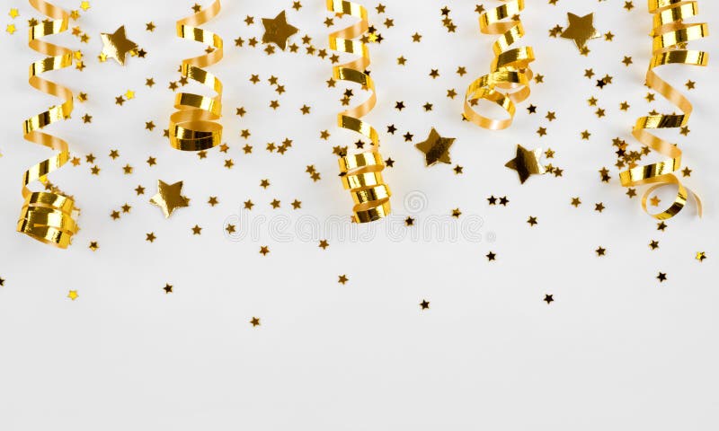 Золото играет главные роли confetti и завитые ленты изолированные на белой предпосылке стоковые изображения rf Золото играет главные роли confetti и завитые ленты изолированные на белой предпосылке стоковые изображения rf