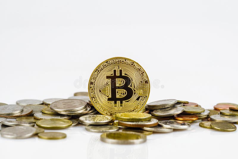 Золотое bitcoin над много международных монеток денег изолированных на белой предпосылке Секретная концепция валюты Cryptocurrenc стоковое изображение Золотое bitcoin над много международных монеток денег изолированных на белой предпосылке Секретная концепция валюты Cryptocurrenc стоковое изображение