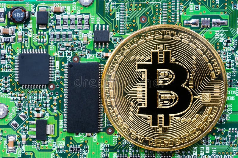 Золотое bitcoin цвета на плате с печатным монтажом стоковое фото Золотое bitcoin цвета на плате с печатным монтажом стоковое фото