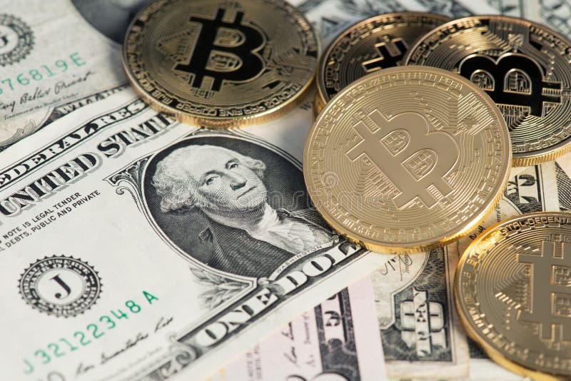 Золотое Bitcoins на конце dolllars США вверх по изображению Деньги Bitcoin виртуальные и банкноты долларов стоковое изображение Золотое Bitcoins на конце dolllars США вверх по изображению Деньги Bitcoin виртуальные и банкноты долларов стоковое изображение