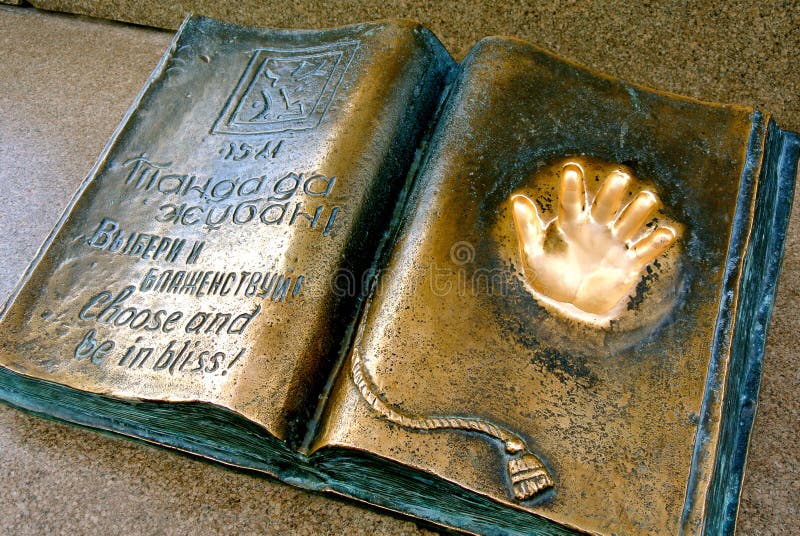 Золотое handprint на памятнике металла Свобода выбора Казахстан, стоковое фото rf Золотое handprint на памятнике металла Свобода выбора Казахстан, стоковое фото rf