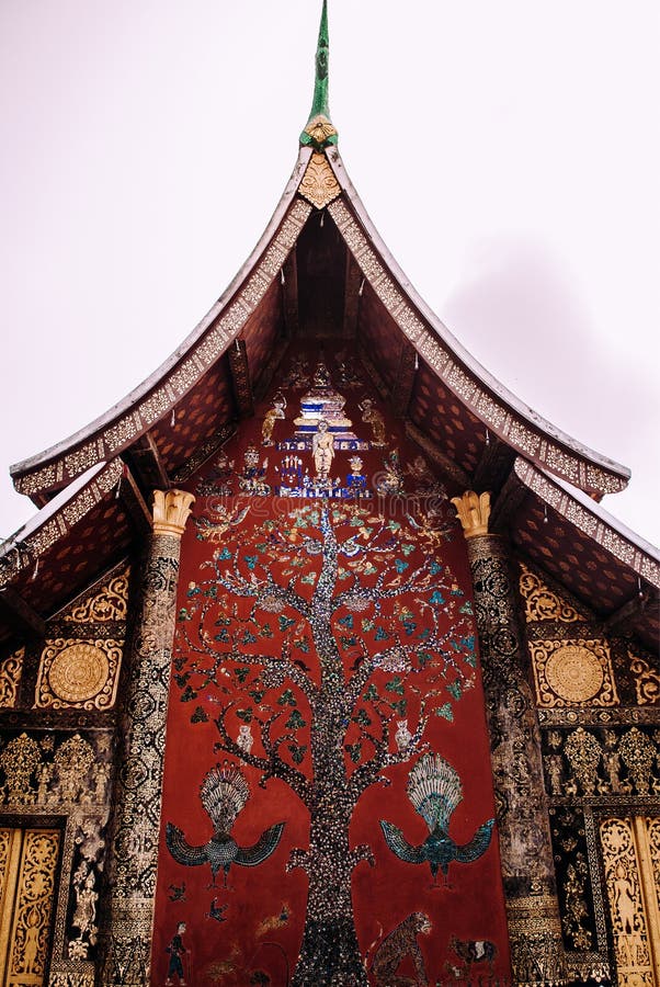 Золотое искусство настенной росписи Buddism и стена мозаики на ремне Wat Xieng, Luang Prabang - Лаосе стоковое изображение Золотое искусство настенной росписи Buddism и стена мозаики на ремне Wat Xieng, Luang Prabang - Лаосе стоковое изображение