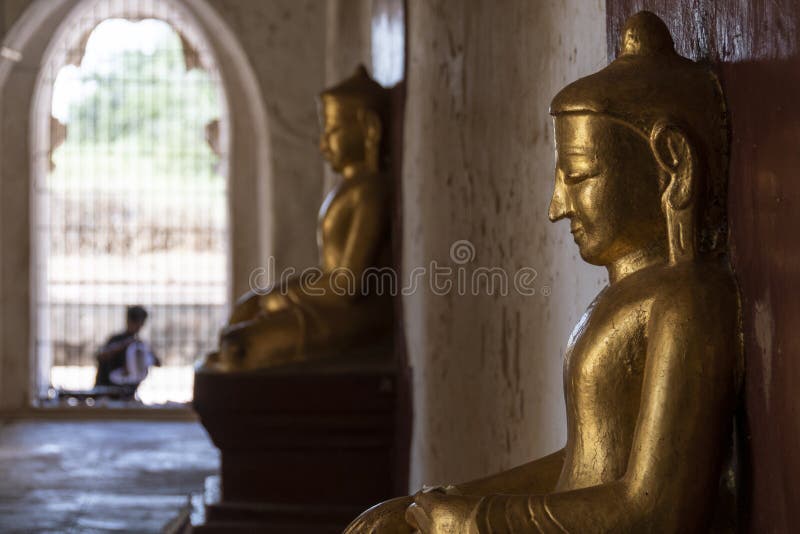 Золотой Будда в виске, Bagan стоковое фото Золотой Будда в виске, Bagan стоковое фото