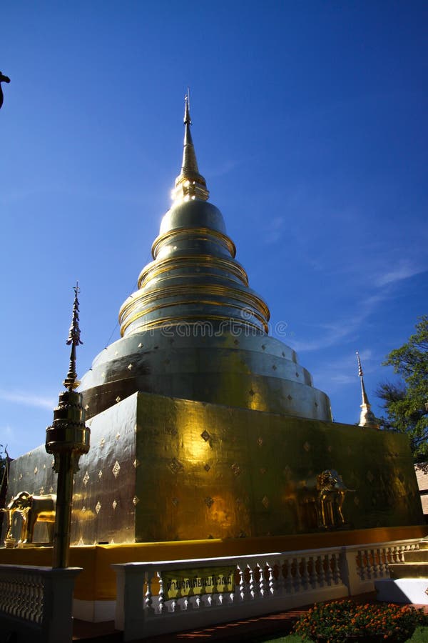 Золотые пагоды против голубого неба на виске Wat Phra Singh, Чиангмае, Таиланде стоковые фотографии rf Золотые пагоды против голубого неба на виске Wat Phra Singh, Чиангмае, Таиланде стоковые фотографии rf