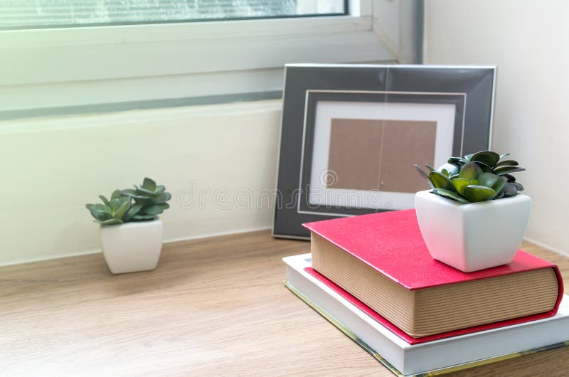 Зона таблицы деятельности с книгой на деревянных таблице, прожитии и bedro стоковое фото Зона таблицы деятельности с книгой на деревянных таблице, прожитии и bedro стоковое фото