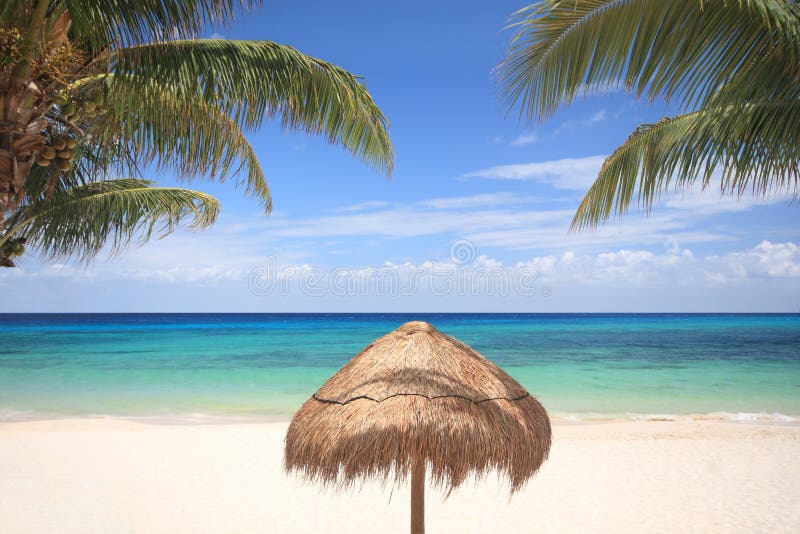 Зонтик травы на тропическом пляже