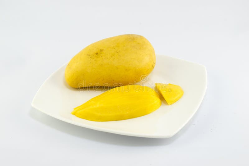 Зрелое золотое mangoe на белой предпосылке стоковое фото Зрелое золотое mangoe на белой предпосылке стоковое фото
