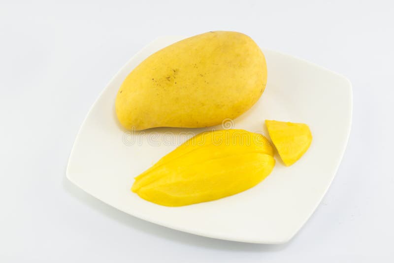 Зрелое золотое mangoe на белой предпосылке стоковое изображение rf Зрелое золотое mangoe на белой предпосылке стоковое изображение rf
