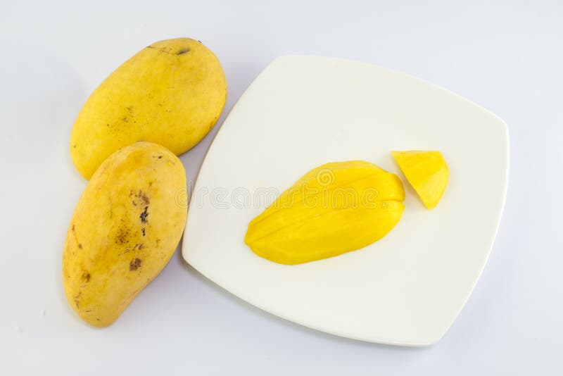 Зрелое золотое mangoe на белой предпосылке стоковые изображения rf Зрелое золотое mangoe на белой предпосылке стоковые изображения rf