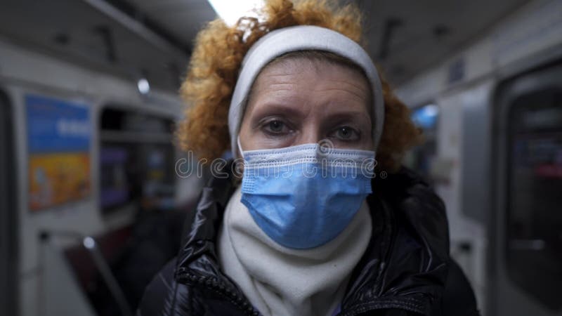 Зрелая женщина в медицинской защитную маску, которые ехали в метро. Концепция новой реальности жизни во время пандемии covid 19 видеоматериал