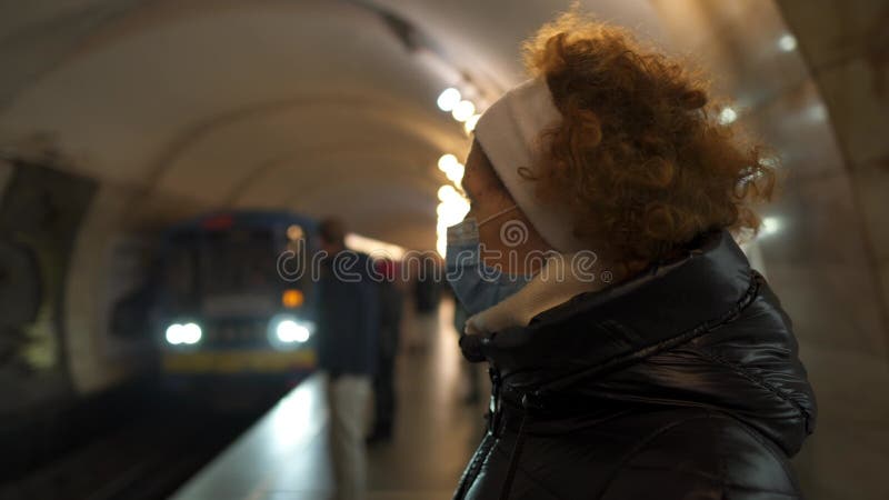 Зрелая женщина в медицинской защитную маску, которые ехали в метро. Концепция новой реальности жизни во время пандемии covid 19 акции видеоматериалы