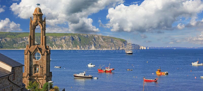 Идилличное прибрежное swanage ландшафта, историческая башня церков и cli стоковые изображения Идилличное прибрежное swanage ландшафта, историческая башня церков и cli стоковые изображения
