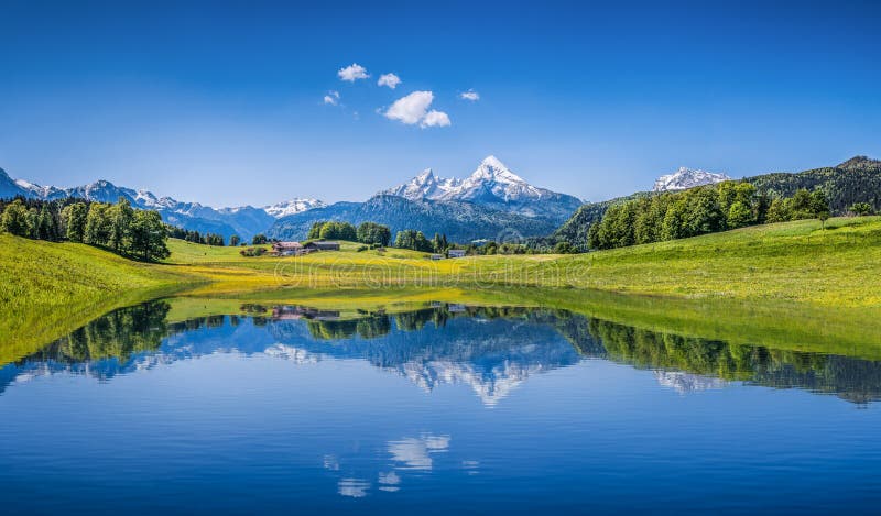 Идилличный ландшафт лета с ясным озером горы в Альпах