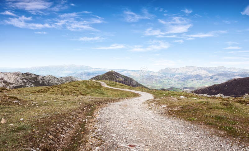 Идя трасса в Cantabrian горах, национальный парк Picos de Европы, Астурия, Испания стоковые фотографии rf Идя трасса в Cantabrian горах, национальный парк Picos de Европы, Астурия, Испания стоковые фотографии rf