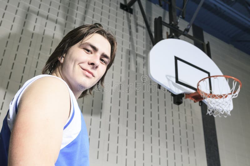 Игра баскетболиста подростка его любимый спорт