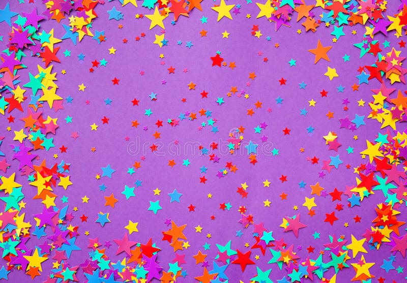 Играет главные роли confetti на фиолетовой предпосылке стоковая фотография rf Играет главные роли confetti на фиолетовой предпосылке стоковая фотография rf