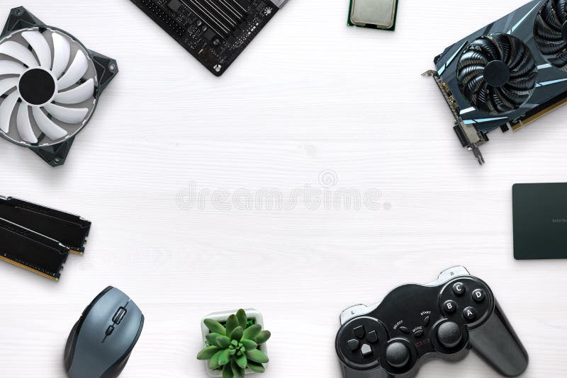 Игровые части компьютера на белом столе концептуальная композиция с копировальным пространством в середине стоковые фото Игровые части компьютера на белом столе концептуальная композиция с копировальным пространством в середине стоковые фото