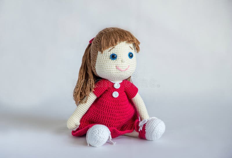 Игрушка ручной работы для куклы в красном платье с двумя белыми пуговицами и красными кроссовками стоковая фотография rf