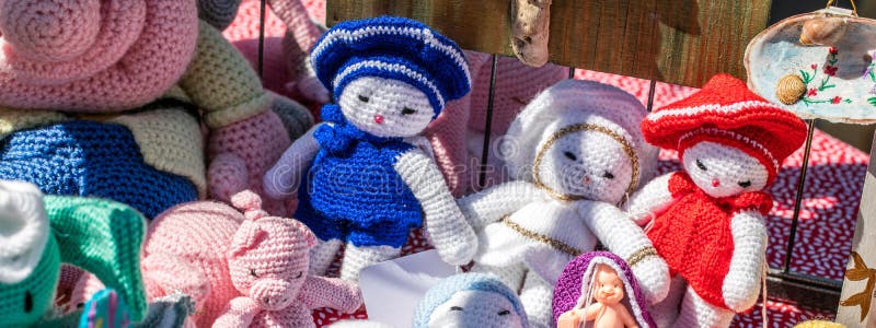 Игрушки или тряпичные куклы ткани Handmade вязания крючком мягкие для украшения стоковая фотография rf