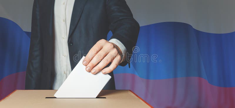 Избиратель человека кладя голосование в голосуя коробку Концепция свободы демократии на предпосылке флага стоковая фотография