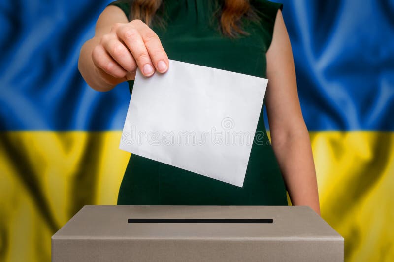 Избрание в Украине - голосующ на урне для избирательных бюллетеней стоковое изображение Избрание в Украине - голосующ на урне для избирательных бюллетеней стоковое изображение