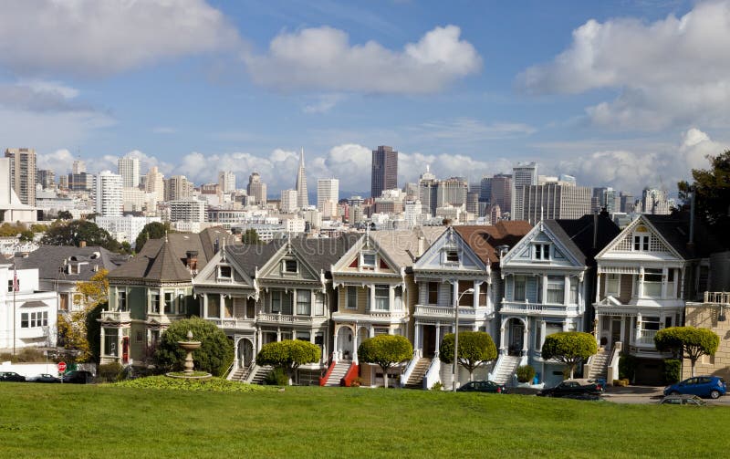 Известные викторианские дома рядка в San Francisco стоковые изображения rf Известные викторианские дома рядка в San Francisco стоковые изображения rf