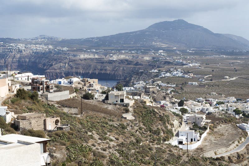 Известный взгляд над деревней Oia на острове Santorini, Греции стоковое фото rf Известный взгляд над деревней Oia на острове Santorini, Греции стоковое фото rf