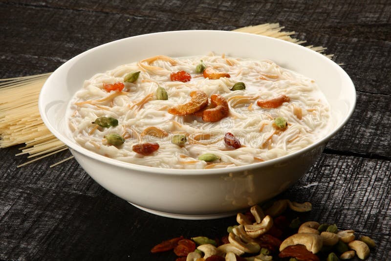 Известный и традиционный индийский сладостный пудинг Kheer в белом шаре стоковое фото rf Известный и традиционный индийский сладостный пудинг Kheer в белом шаре стоковое фото rf
