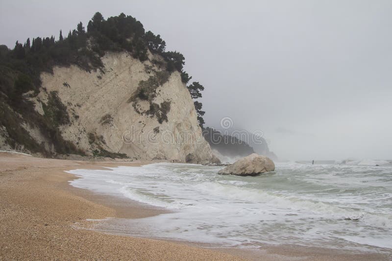 Известный пляж Numana (dei Frati), Monte Conero Spiaggia стоковая фотография rf Известный пляж Numana (dei Frati), Monte Conero Spiaggia стоковая фотография rf