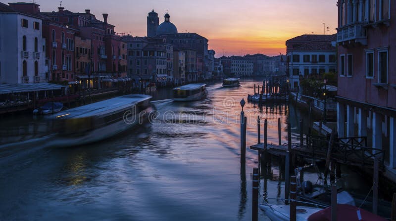 In the early morning, the sky is full of dawn, a ferry sails on the Venice River, and the same boat is frozen in three different time and space in the same picture. In the early morning, the sky is full of dawn, a ferry sails on the Venice River, and the same boat is frozen in three different time and space in the same picture.