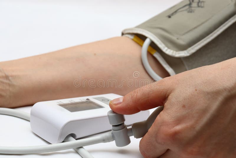 Измерение кровяного давления с tonometer Тумак для воздуха, груши для инфляции, соединяясь дактирующ мягкие резиновые трубки стоковое фото Измерение кровяного давления с tonometer Тумак для воздуха, груши для инфляции, соединяясь дактирующ мягкие резиновые трубки стоковое фото