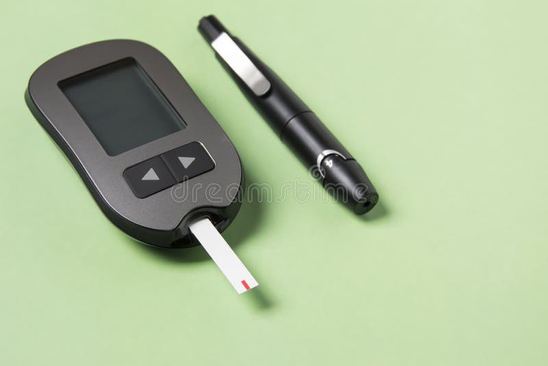 измеритель уровня глюкозы в крови с иглой. измерение уровня сахара ...